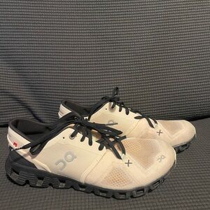 On Cloud X size W10 Athletic/Running Shoes